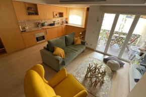 Beachfront apartment with a pool- Parede